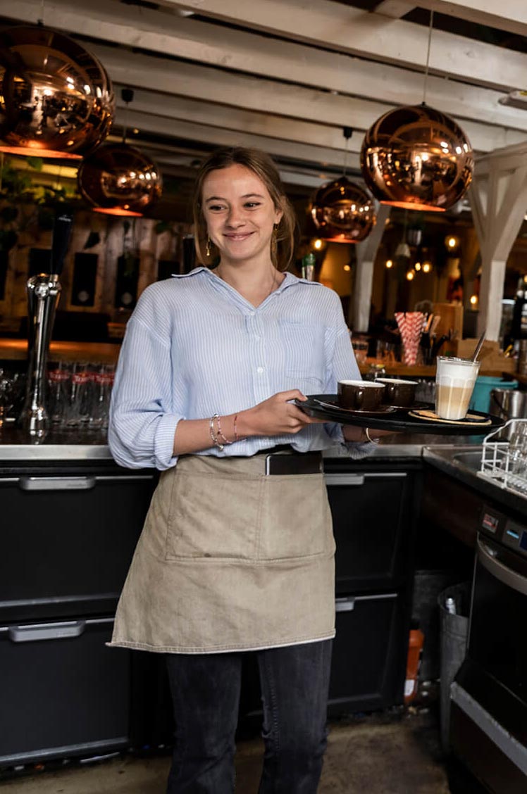 Ober met dienblad - werken bij Brasserie Group